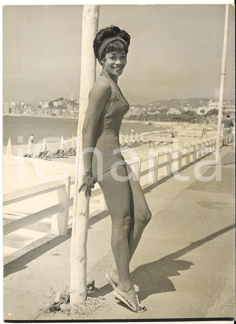 1961 FESTIVAL DI CANNES Attrice Emily YANCY sulla Croisette *Foto 13x18 cm