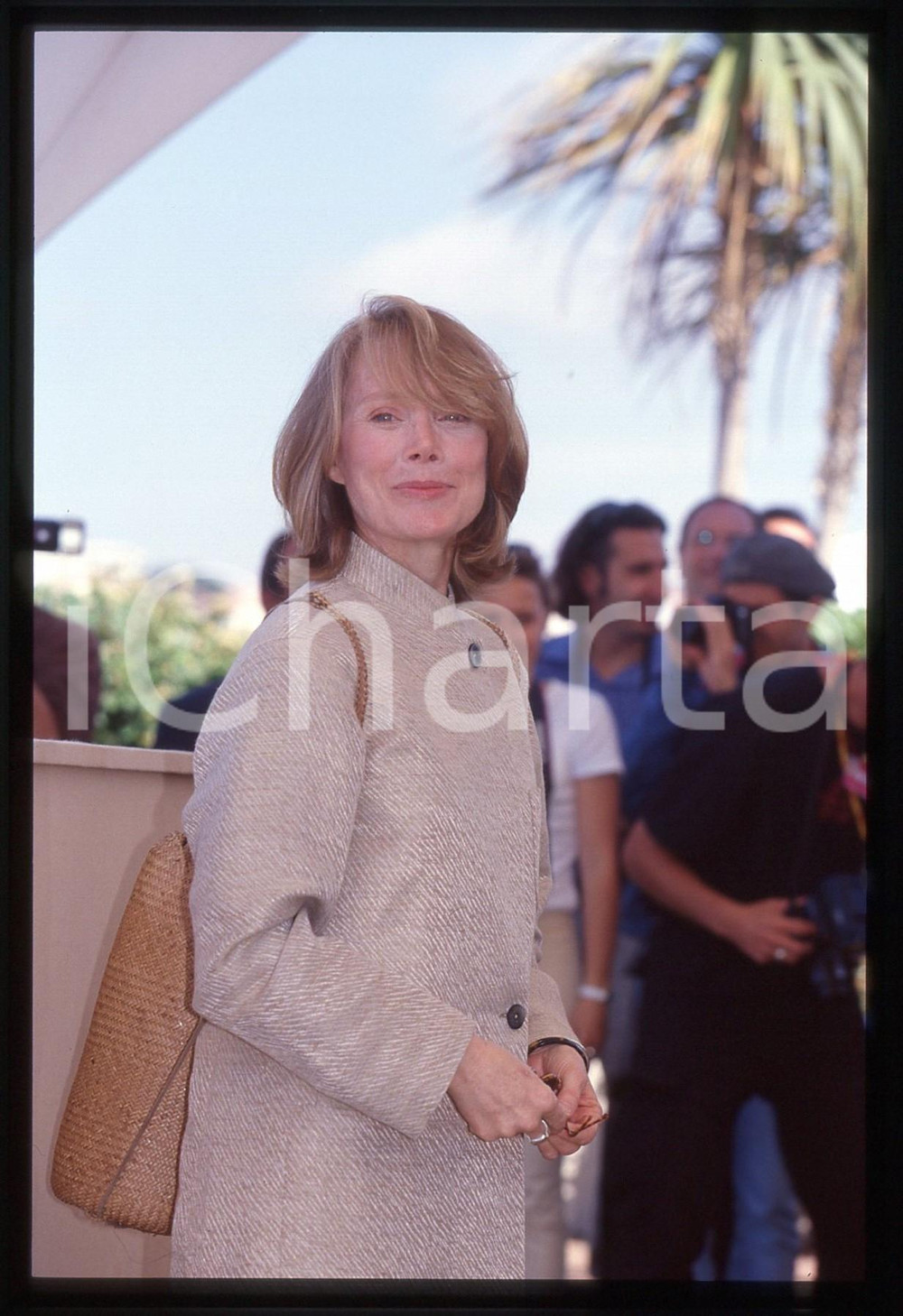 35mm vintage slide* 1999 FESTIVAL DI CANNES Sissy SPACEK davanti ai fotografi 3  Diapositiva d'epoca, in formato 35 mm. CONDIZIONI: GOODTutti i diritti riservati.E' severamente vietata la riproduzione. ICharta mette in vendita, sul negozio eBay e in esclusiva sul sito "icharta" il proprio archivio composto da numerose diapositive e negativi fotografici d'epoca, tutti originali e autentici, che attraversano la storia del costume italiano tra gli la fine degli anni Sessanta e Novanta.Si tratta di uno sguardo inedito sull'attualit&agrave;, la politica, la vita quotidiana, il gossip e la cultura, che fotografa il cambiamento della nazione in quest'ultimo scorcio del XX secolo. Un'occasione unica per il mercato del collezionismo, che vede finalmente disponibile un archivio eccezionale per vastit&agrave;, tematiche e condizioni, in un settore (il negativo fotografico e la diapositiva) di assoluta novit&agrave; e dalle interessanti prospettive di investimento.     originale e autentica 1