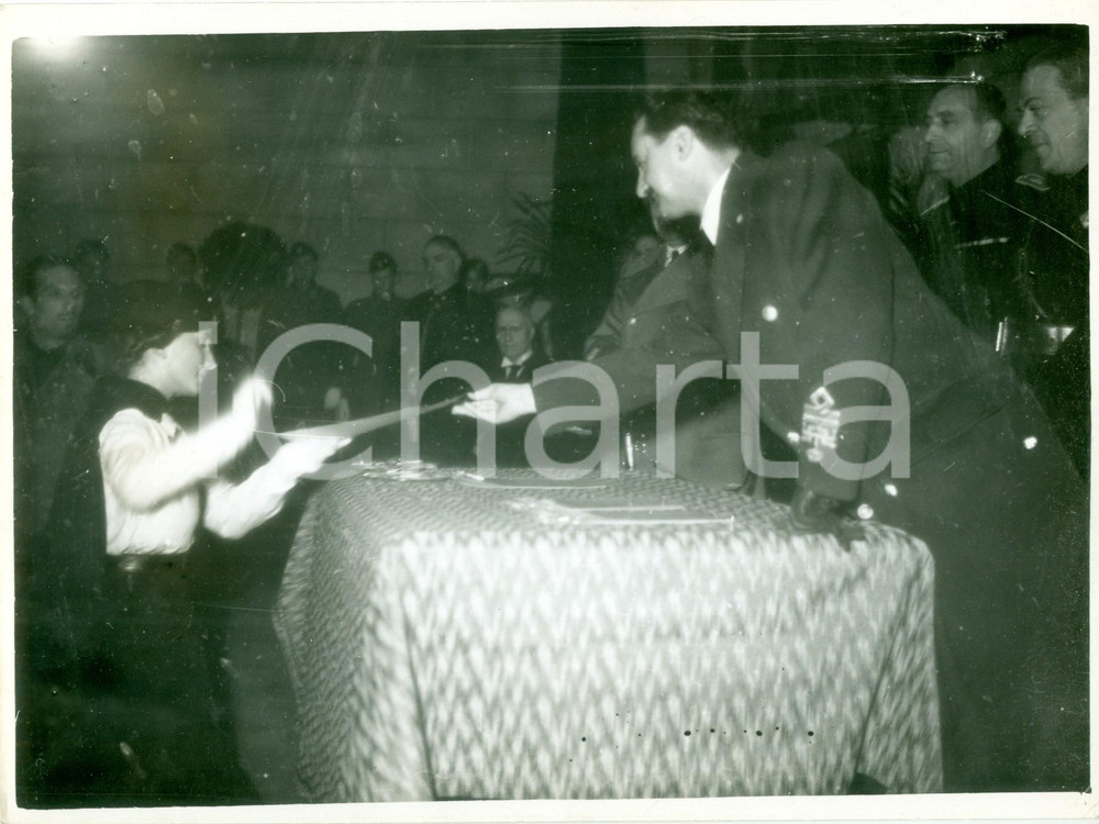 Fotografia d epoca originale 1937 MILANO Generale Felice PORRO premia un Balilla a cerimonia GIL Fotografia 1