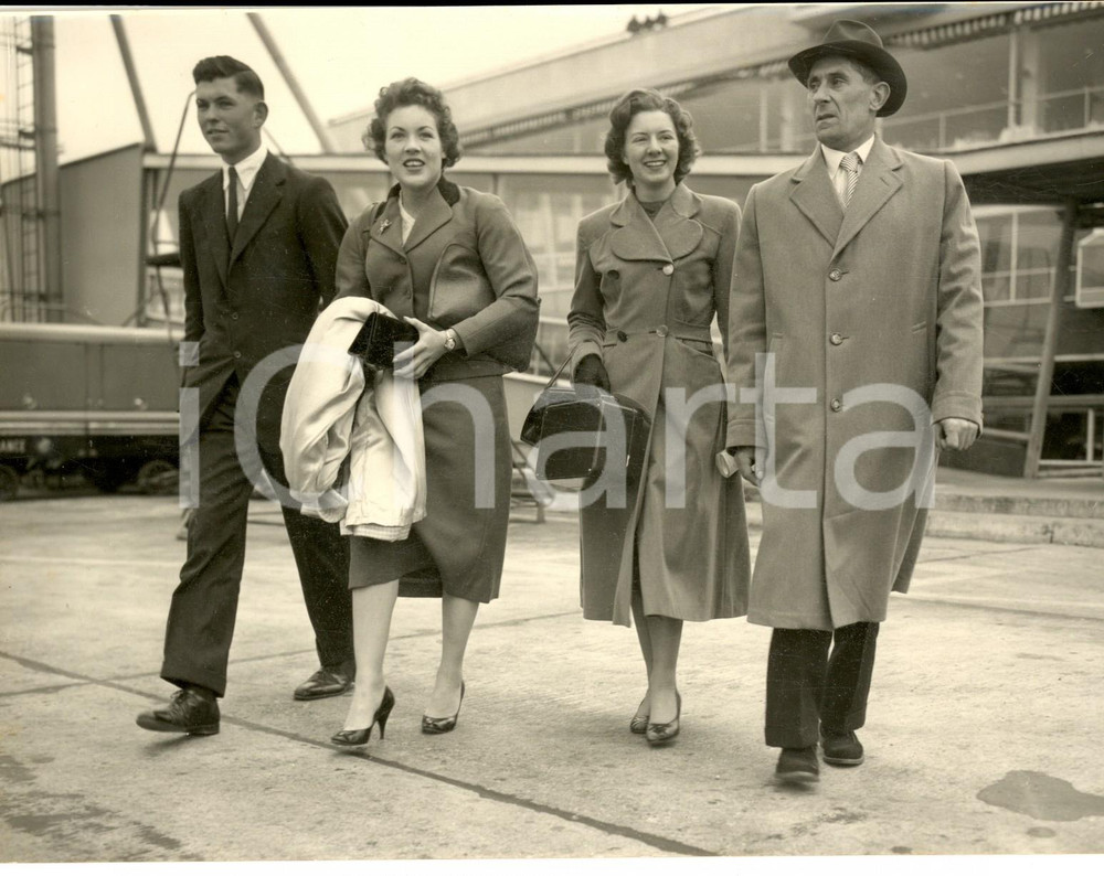 1957 LONDON British Show Jumping team leaving for Nice Horse Show *Photo