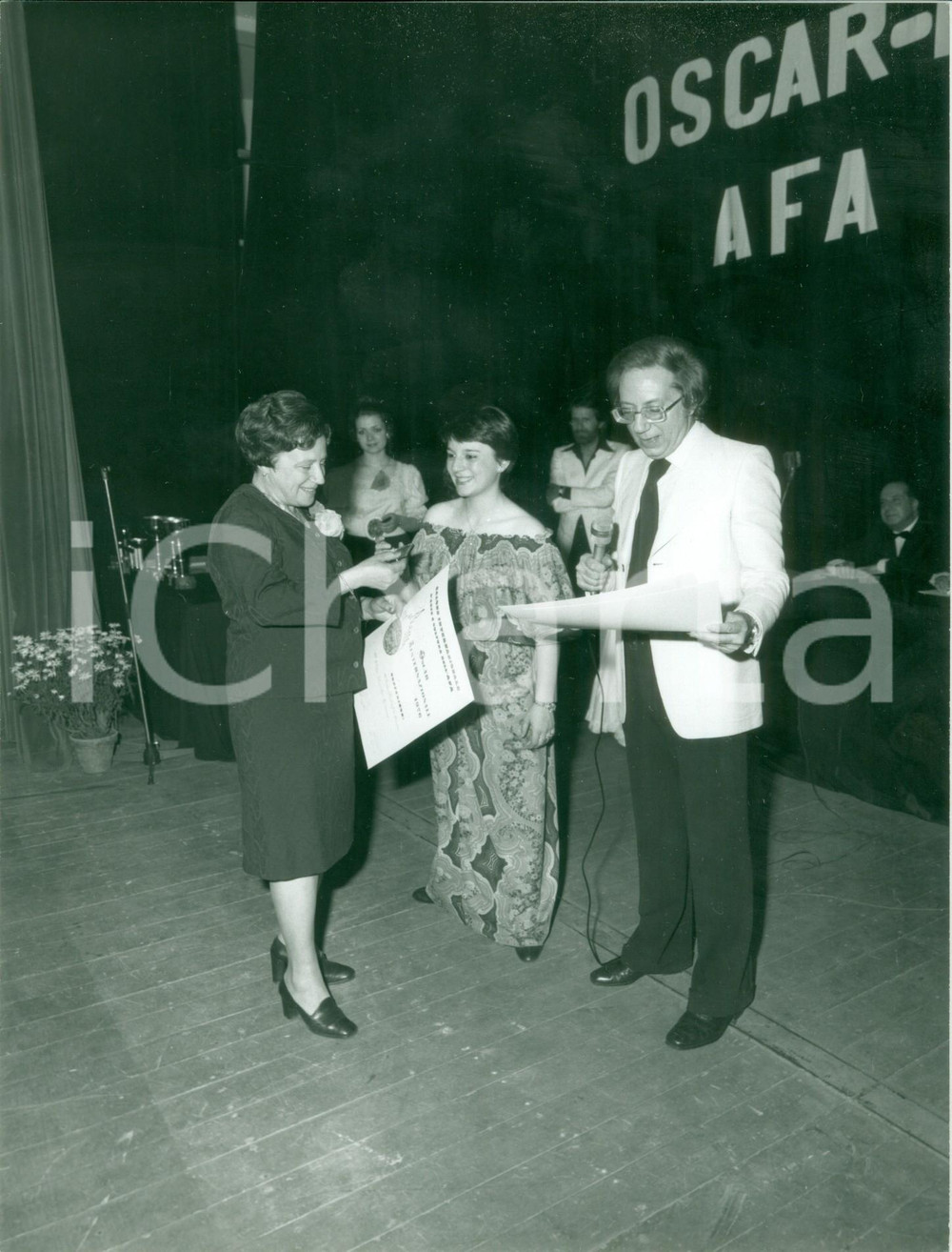 Fotografia d epoca originale 1976 MILANO Mike BONGIORNO consegna OSCAR AFA a pittrice Gianna RONCHI Foto 1