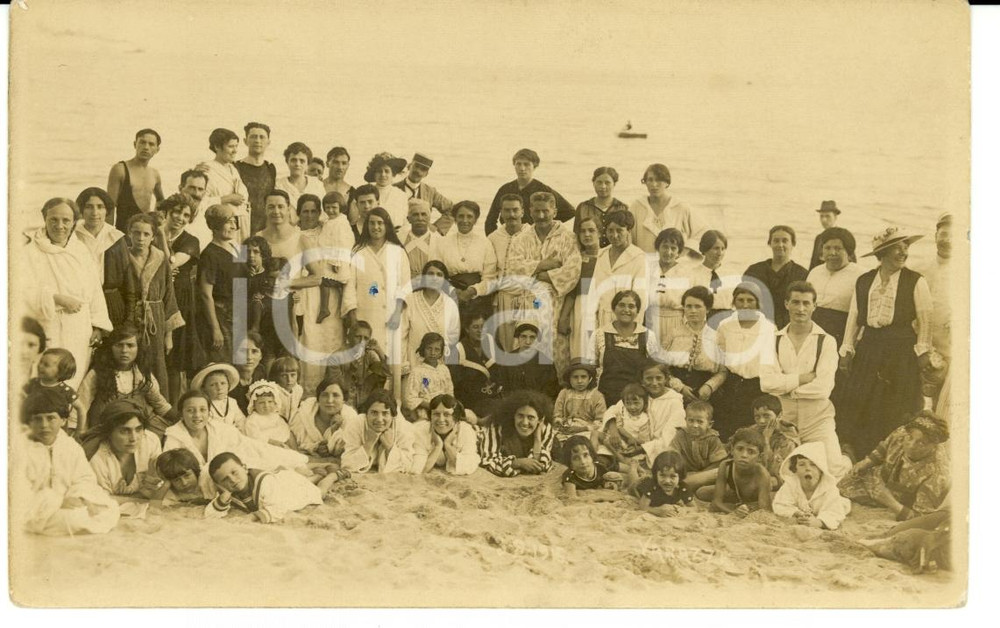 Cartolina originale da collezione 1915 VARAZZE SV  Foto di gruppo bagnanti in spiaggia ai BAGNI LETIZIA 1