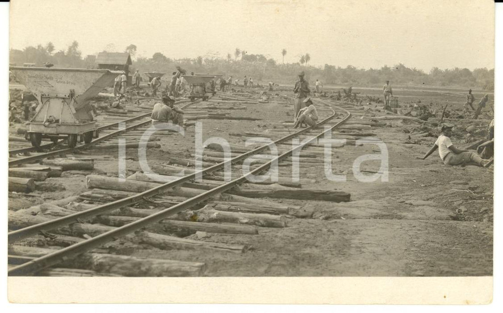 Fotografia d epoca originale 1920 ca CONGO Operai riposano su ferrovia in costruzione Fotografia 1