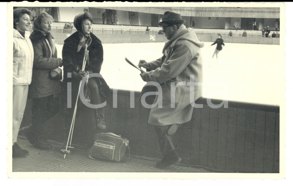 Fotografia d'epoca originale 1963 CORTINA D'AMPEZZO (BL) Ritrattista ai Campionati del mondo PATTINAGGIO Foto 1