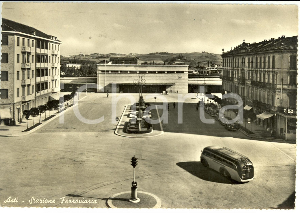 Cartolina originale da collezione 1961 ASTI Stazione ferroviaria con autobus in transito *Cartolina postale FG VG 1