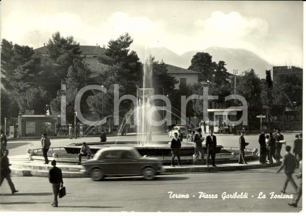Cartolina originale da collezione 1961 TERAMO Piazza Garibaldi - la fontana - AGIP *Cartolina postale FG VG 1