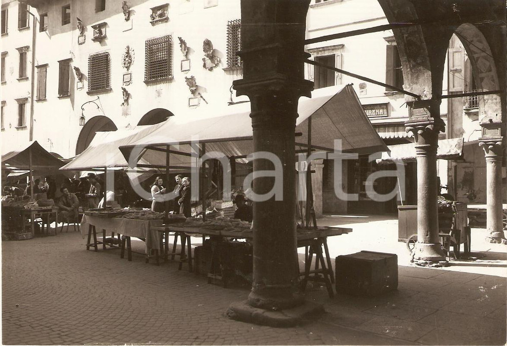 Cartolina originale da collezione 1955 ca BELLUNO Giorno di mercato in PIAZZA DELLE ERBE Cartolina Animata FG NV 1