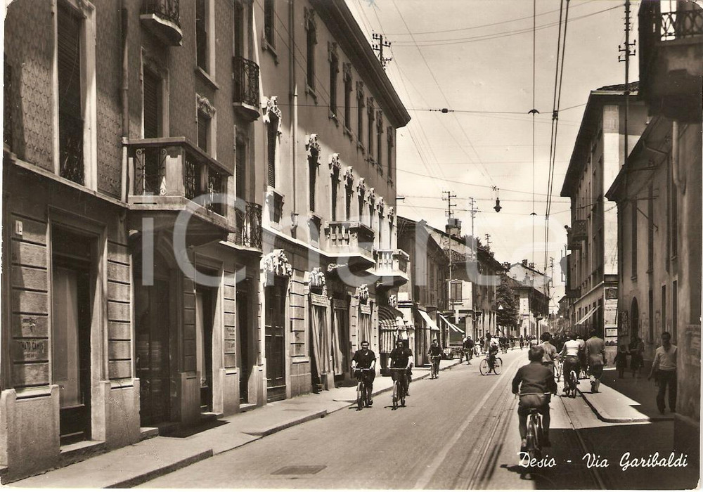 Cartolina originale da collezione 1956 DESIO (MI) Via Garibaldi in bicicletta Panorama ANIMATA *Cartolina FG VG 1
