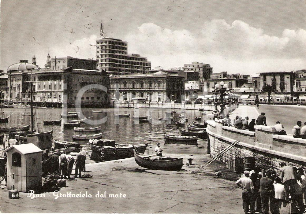 Cartolina originale da collezione 1955 circa BARI Grattacielo visto dal PORTO Animata *Cartolina FG VG 1