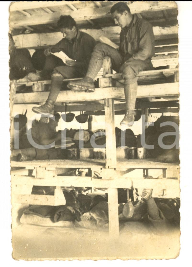 Fotografia d epoca originale 1919 WW1 ZONA DI GUERRA Soldati Comando 1° CORPO D ARMATA leggono lettere Foto 1
