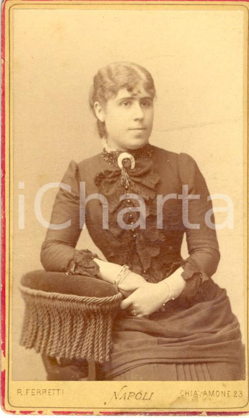 Fotografia d epoca originale 1880 ca NAPOLI Ritratto di donna in abito scuro Fotografia RAFFAELLO FERRETTI 1