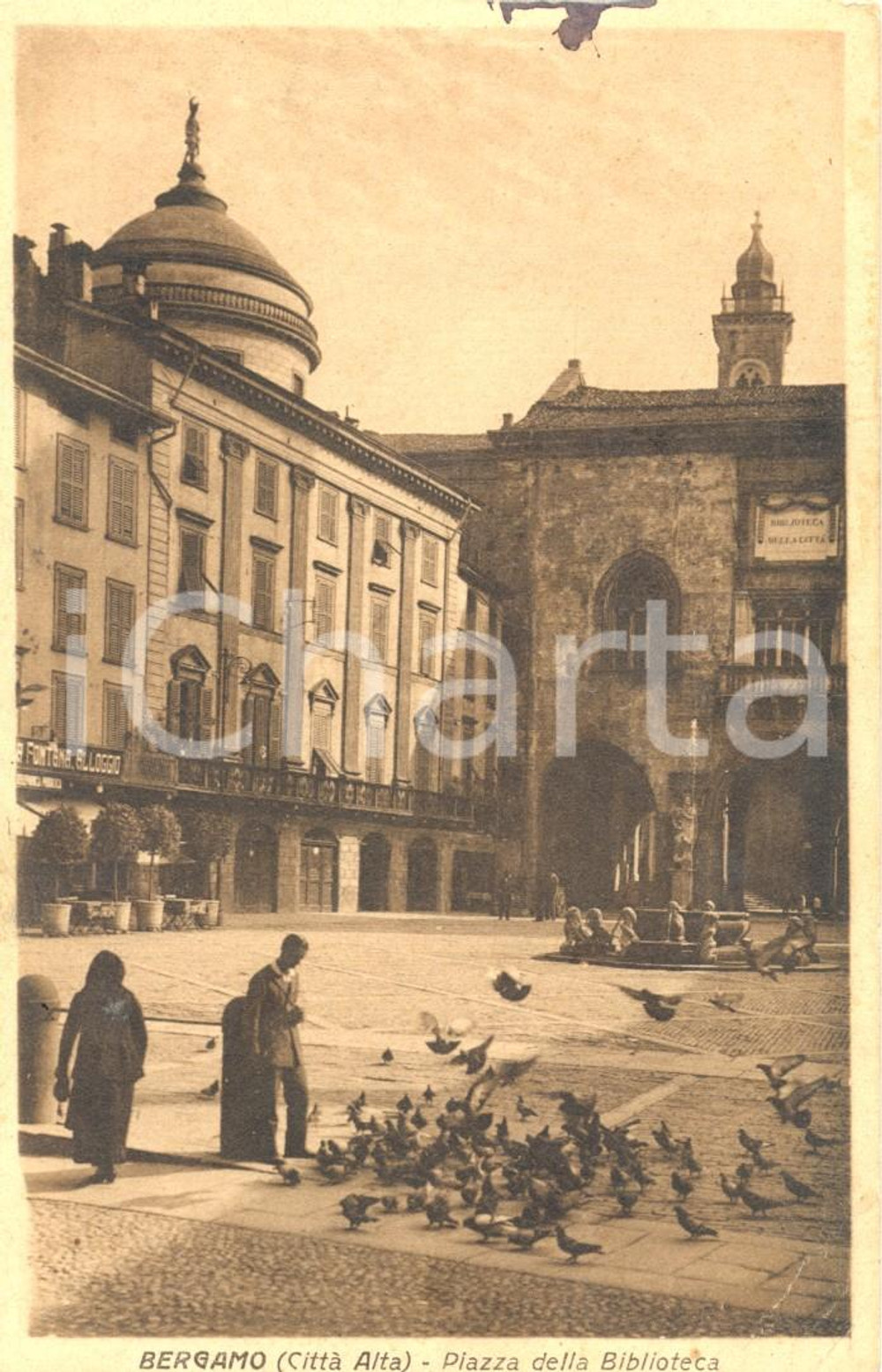 Cartolina originale da collezione 1925 ca BERGAMO Piazza della Biblioteca ALLOGGIO FONTANA *Cartolina animata FP 1