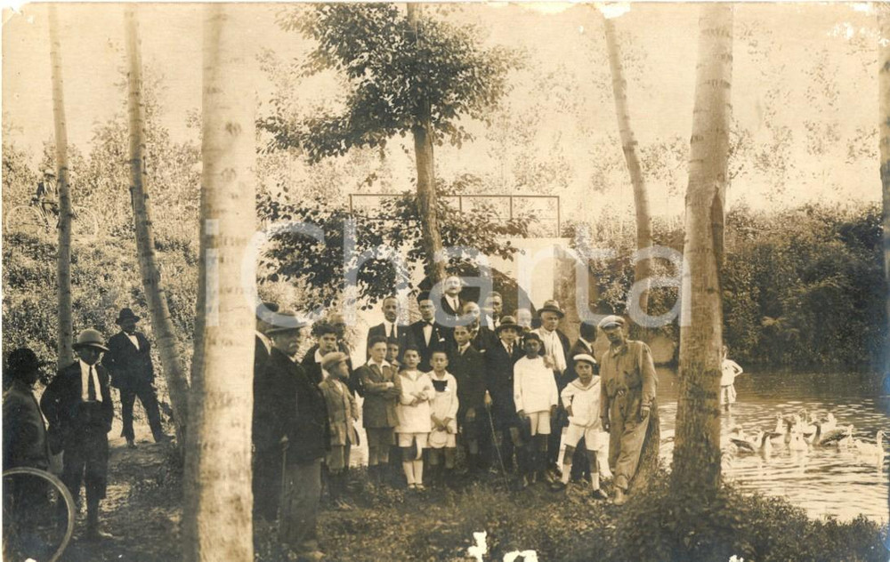 Fotografia d epoca originale 1910 ca AREA LOMBARDA Scampagnata di famiglia lungo il ruscello Foto FP 1