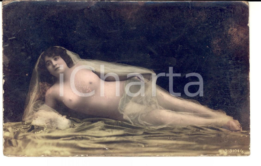 Cartolina originale da collezione 1919 Donna sdraiata coperta da un solo velo Cartolina EROTICA VINTAGE FP 1