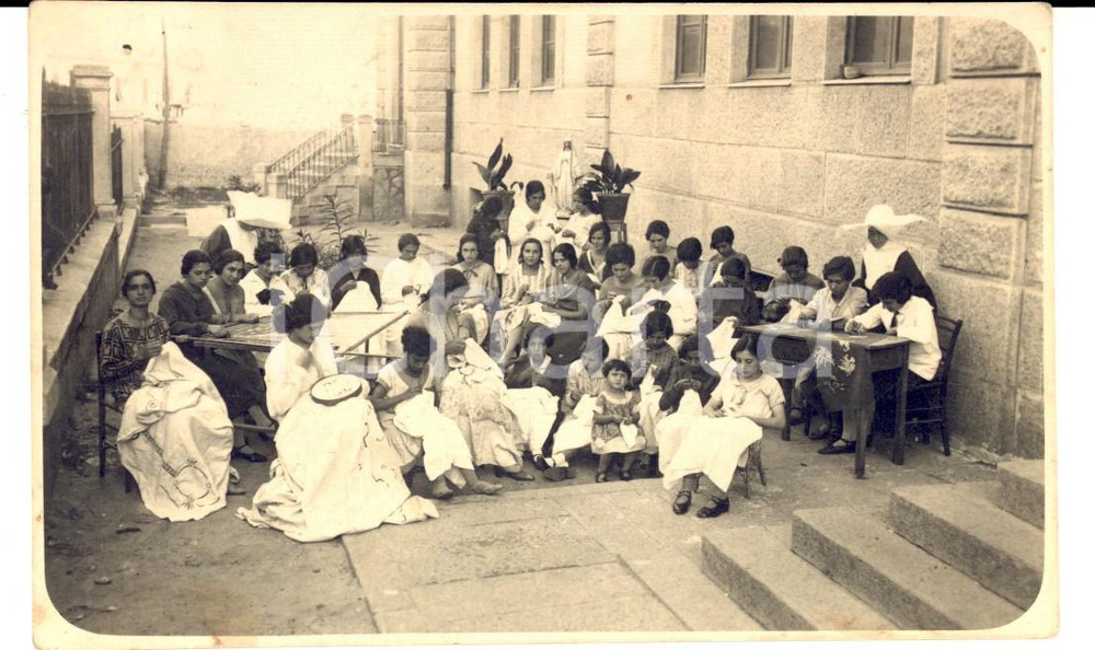 Fotografia d epoca originale 1920 ca AREA NAPOLETANA ? Suora insegna il ricamo a giovani allieve Foto FP 1