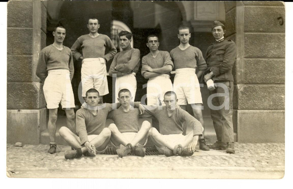 Fotografia d epoca originale 1920 ca TORINO Giovani atleti con militare ferito Foto G. FAGNANO FP NV 1