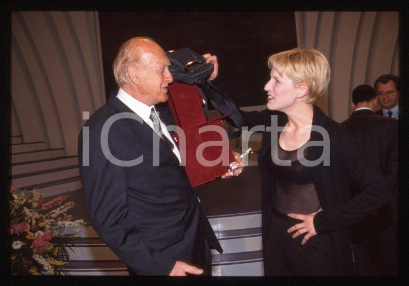 Fotografia d epoca originale Raimondo VIANELLO Gaia DE LAURENTIIS  Premio TV 1998 35 mm vintage slide 3 1