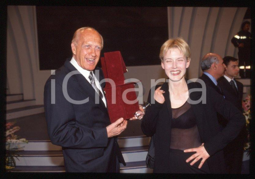 Fotografia d epoca originale Raimondo VIANELLO Gaia DE LAURENTIIS  Premio TV 1998 35 mm vintage slide 5 1