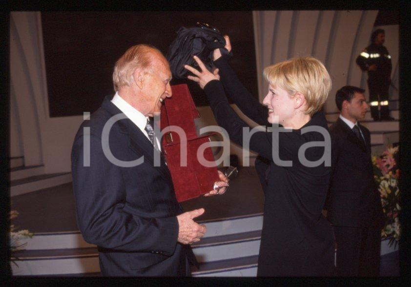 Fotografia d epoca originale Raimondo VIANELLO Gaia DE LAURENTIIS  Premio TV 1998 35 mm vintage slide 6 1