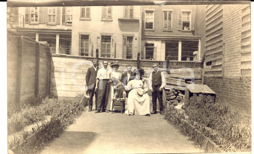 Fotografia d'epoca originale 1910 ca AREA PIEMONTESE Gruppo familiare con cane sulla seggiola *Foto FP 1