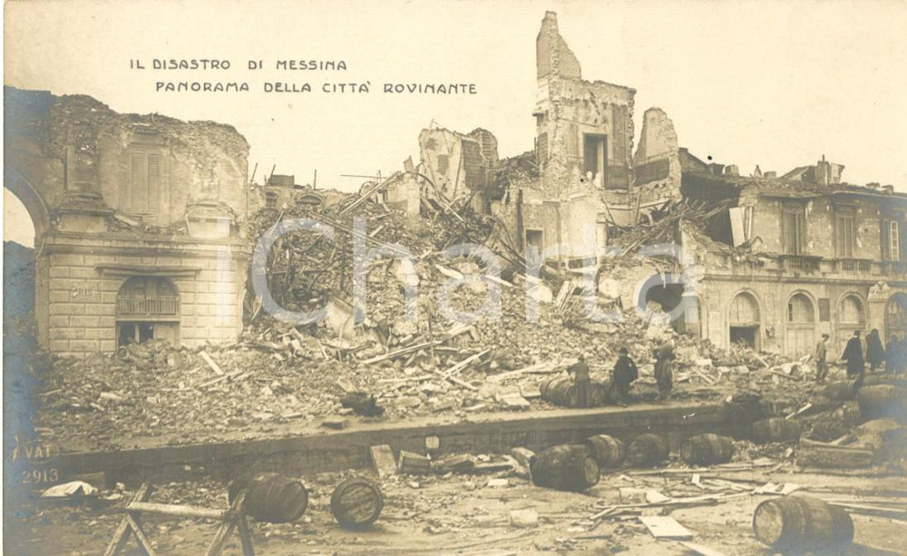 Cartolina originale da collezione 1915 ca MESSINA TERREMOTO Sopravvissuti tra le macerie e botti rotolanti FP NV 1