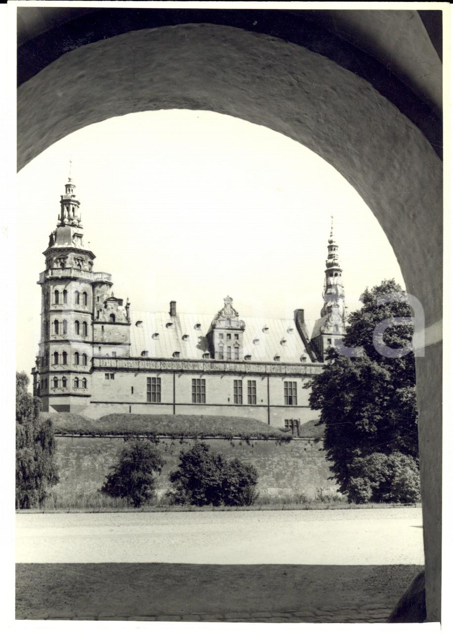 Fotografia d epoca originale 1980 ca KRONBORG DK Veduta esterna del castello dall arco Foto ARTISTICA 1