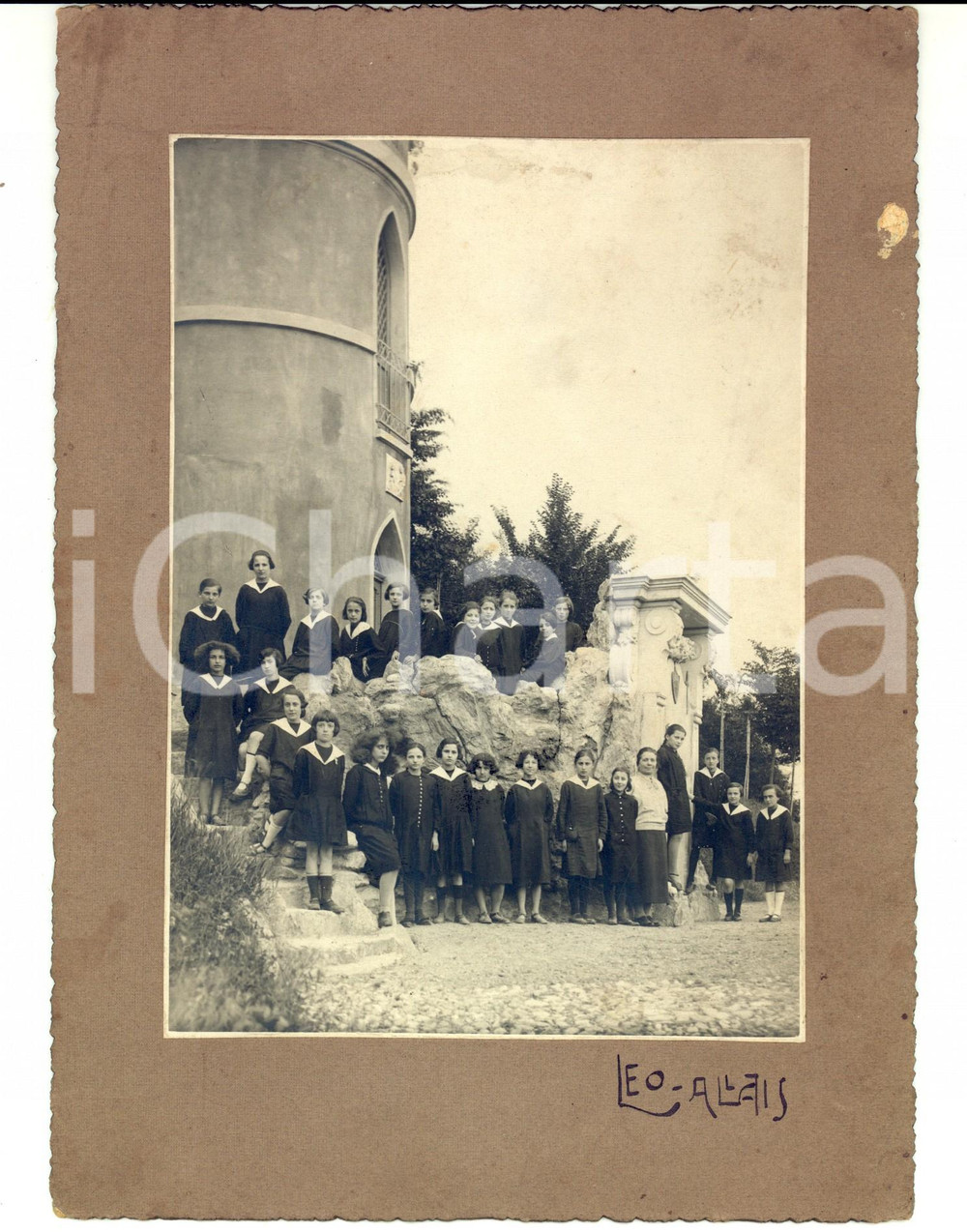 Fotografia d'epoca originale 1910 ca FRANCIA Classe femminile posa all'ingresso del collegio *Leo ALLAIS 1