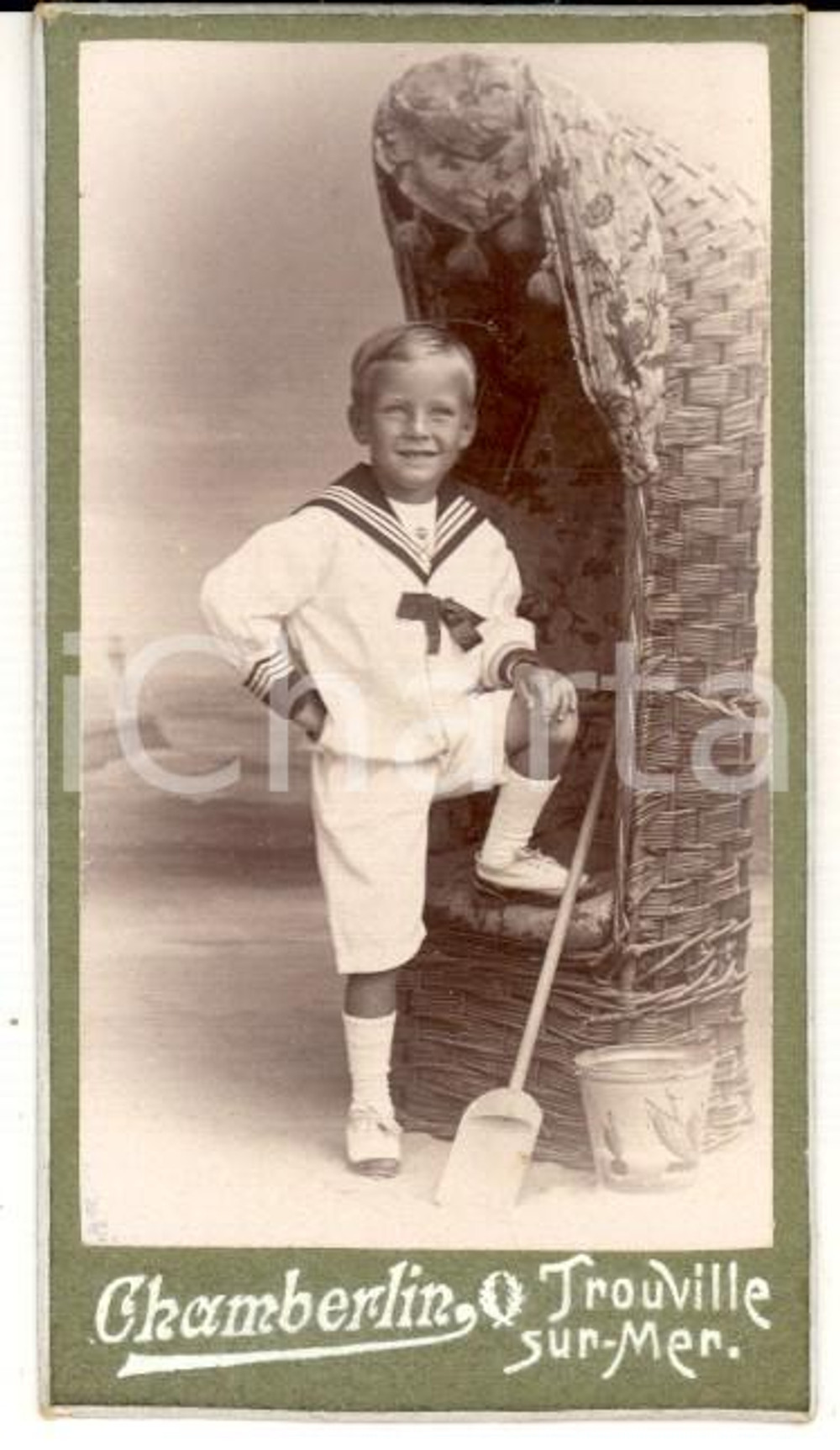 Fotografia d'epoca originale 1900 ca TROUVILLE-SUR-MER (F) Bambino con cabina di vimini *Foto CHAMBERLIN 5x8 1