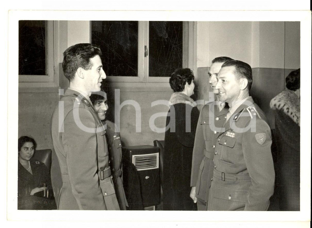 Fotografia d'epoca originale 1959 BERGAMO Brigata TRASMISSIONI Ufficiali si scambiano gli auguri natalizi 1