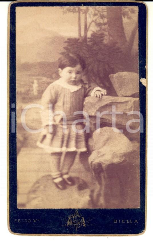 Fotografia d epoca originale 1880 ca BIELLA Ritratto di bambina con abito a righe Foto Vittorio BESSO 1