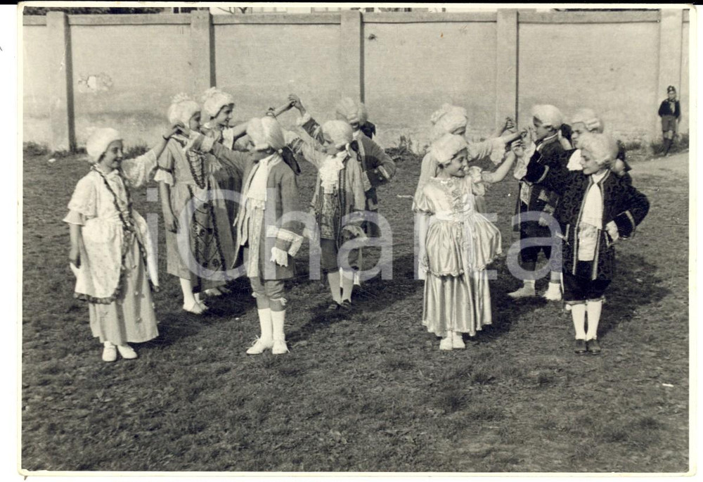 Fotografia d epoca originale 1938 MILANO ? Danza di bambini in costume storico Fotografia 15x10 cm 1