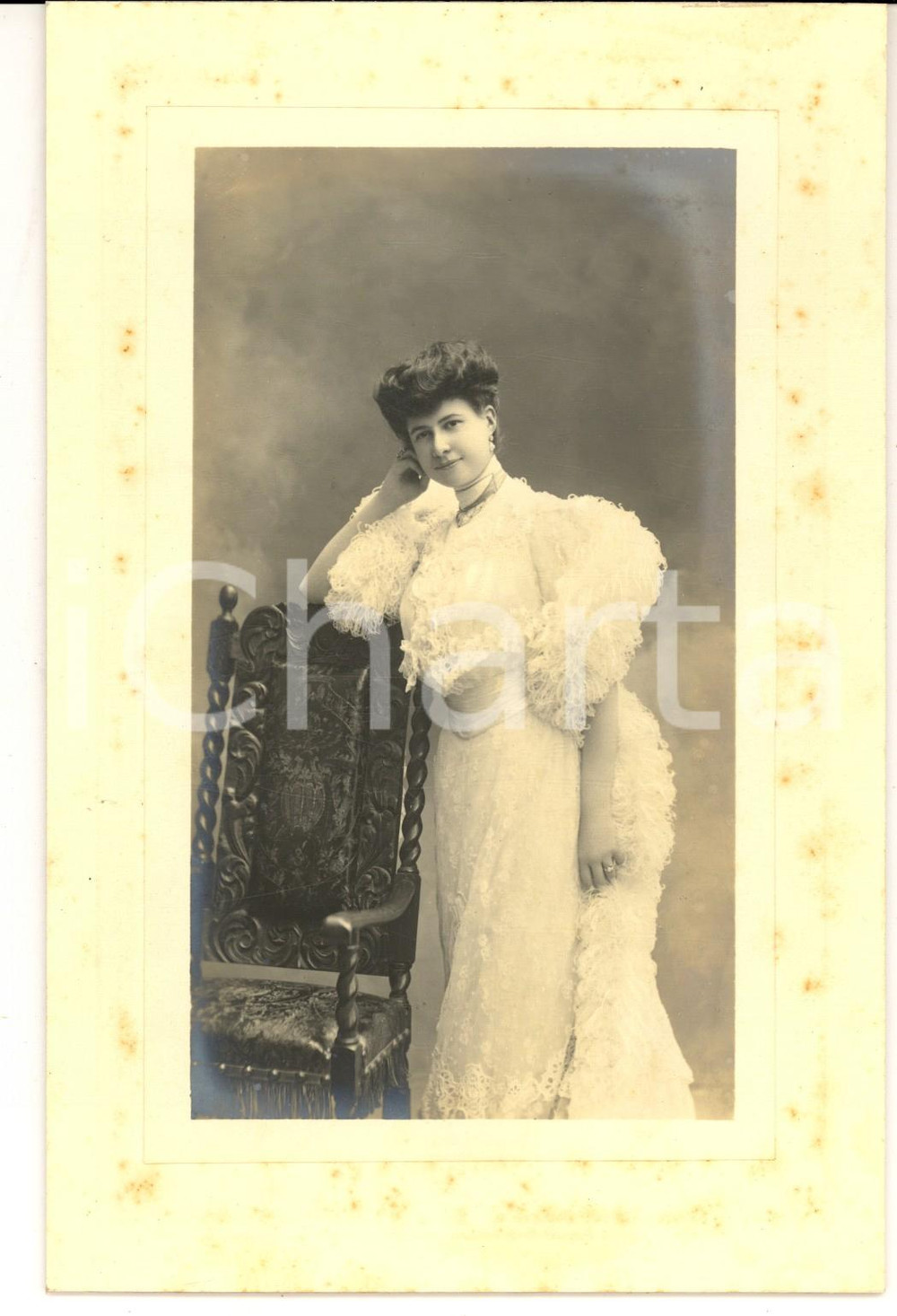 Fotografia d'epoca originale 1900 ca MILANO Giovane donna in abito bianco con stola *Foto LEONE RICCI 17 x 28 1