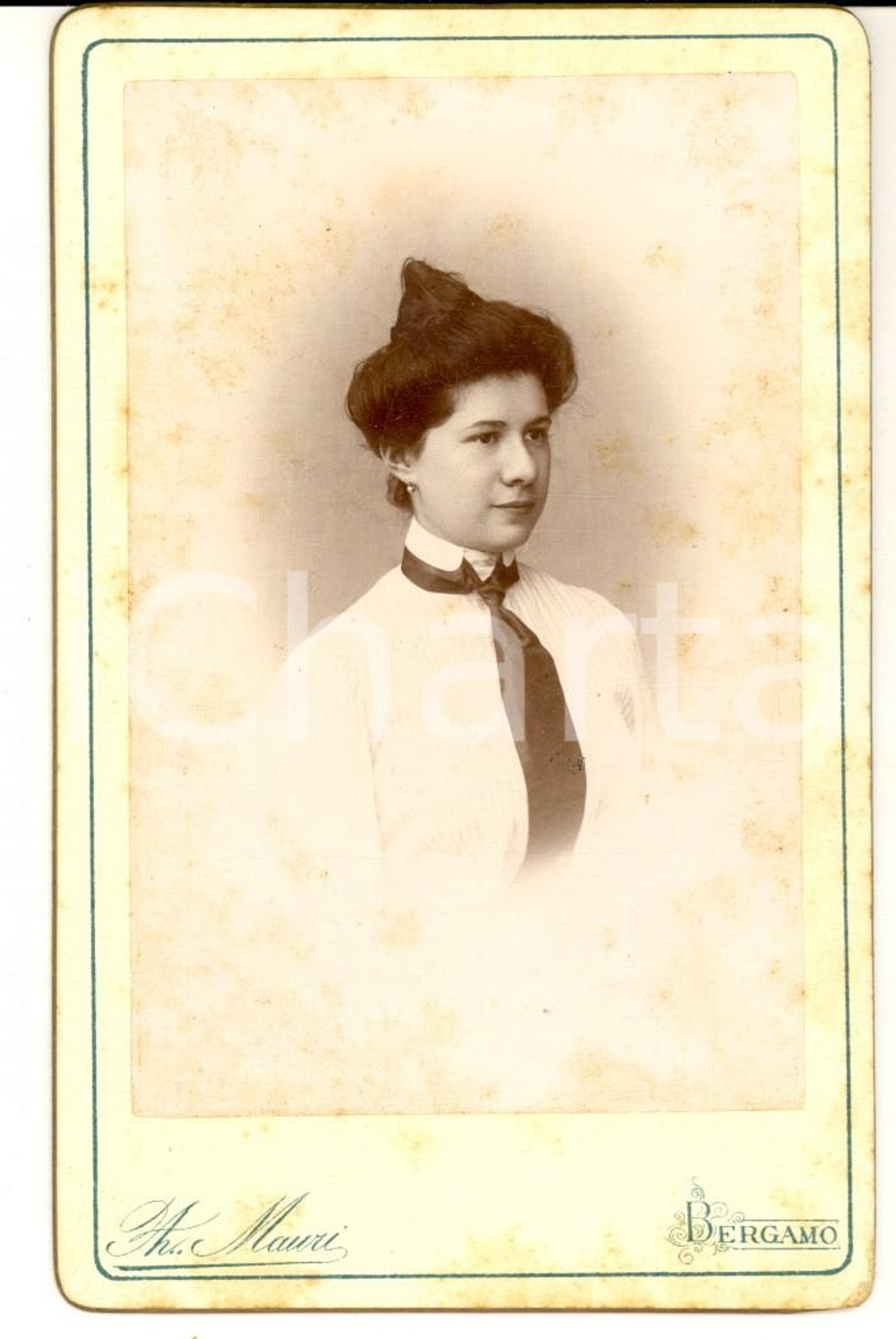 Fotografia d'epoca originale 1900 ca BERGAMO Ritratto di giovane donna in abito bianco *Foto Andrea MAURI 1