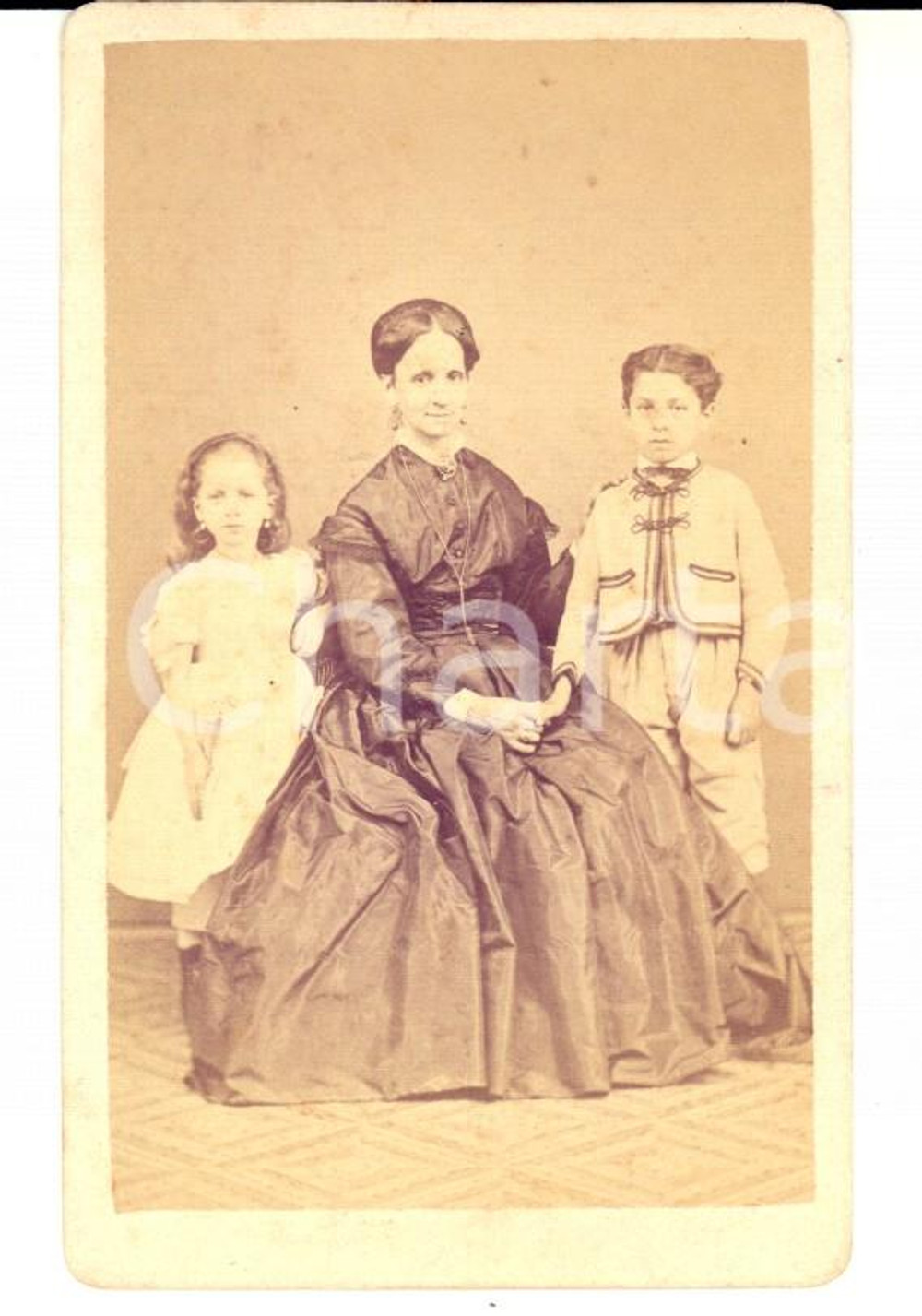 Fotografia d'epoca originale 1880 ca GENOVA Ritratto di una madre con i due figli *Fotografia BANCHIERI 1