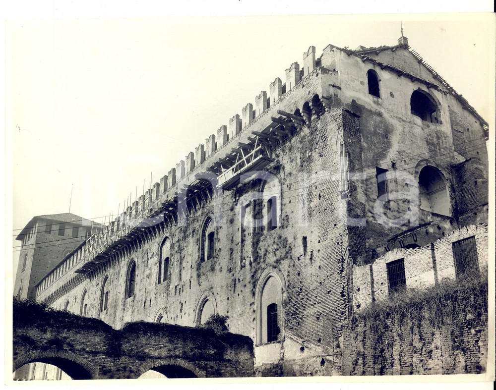 Fotografia d epoca originale 1950 ca PAVIA CASTELLO VISCONTEO Restauri alle merlature FOTO ARTISTICA 1