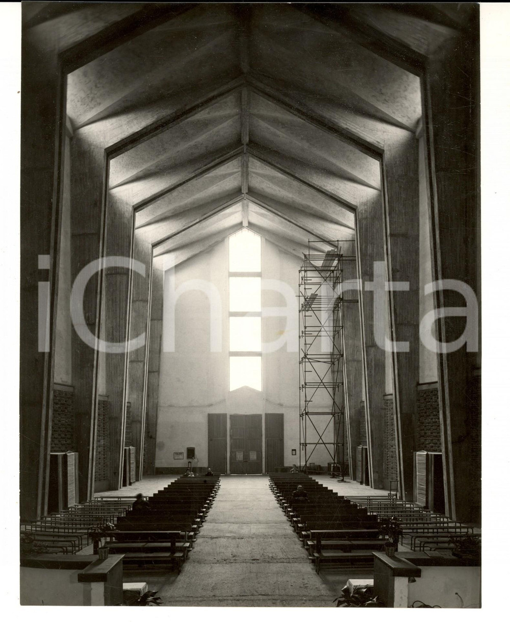Fotografia d epoca originale 1950 ca PAVIA Chiesa SACRA FAMIGLIA  Veduta interna con ponteggi FOTO ARTISTICA 1