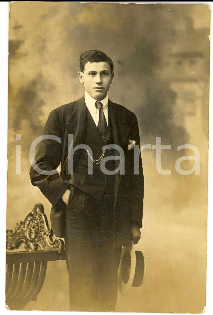 Fotografia d epoca originale 1915 ca MILANO Giovane uomo con cappello di paglia Foto TOLLINI via Paolo SARPI 1