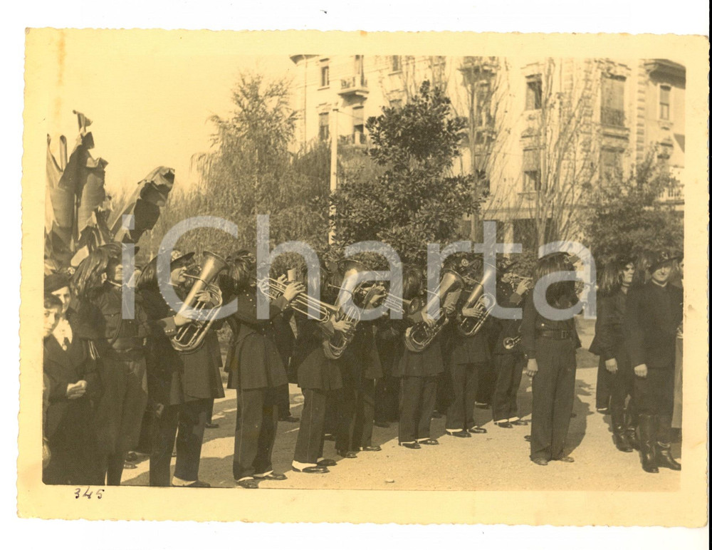 Fotografia d epoca originale 1940 ca TORINO Fanfara dei BERSAGLIERI si esibisce nel centro storico Foto 1