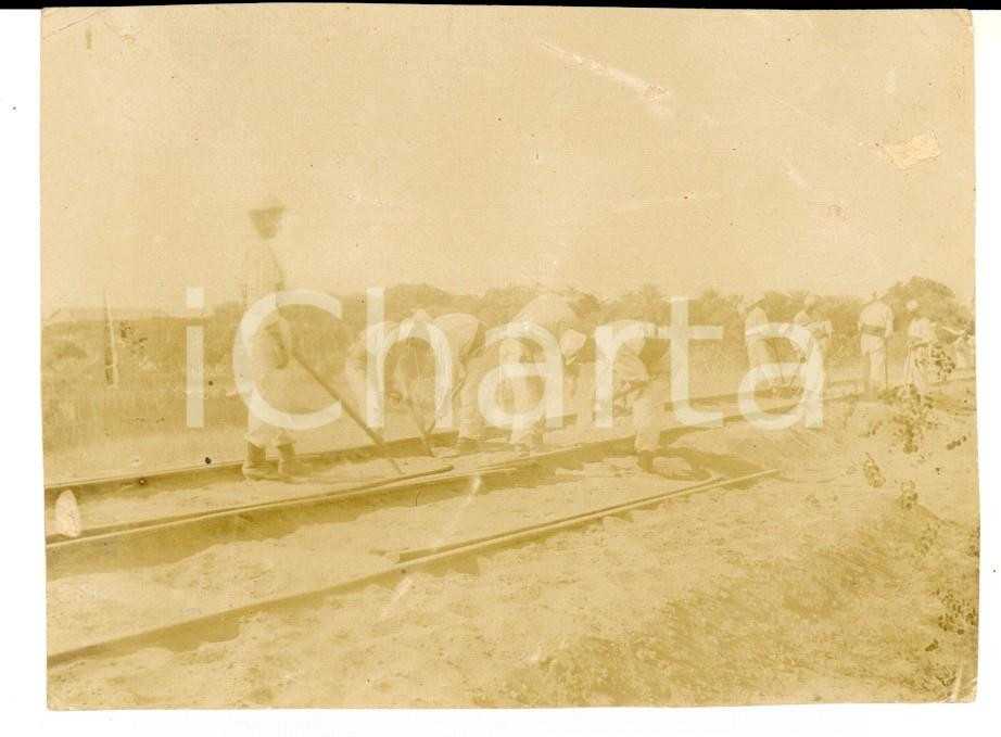Fotografia d epoca originale 1915 ca SIDIFERRUCH ALGERIA Indigeni posano i binari della ferrovia Foto 1