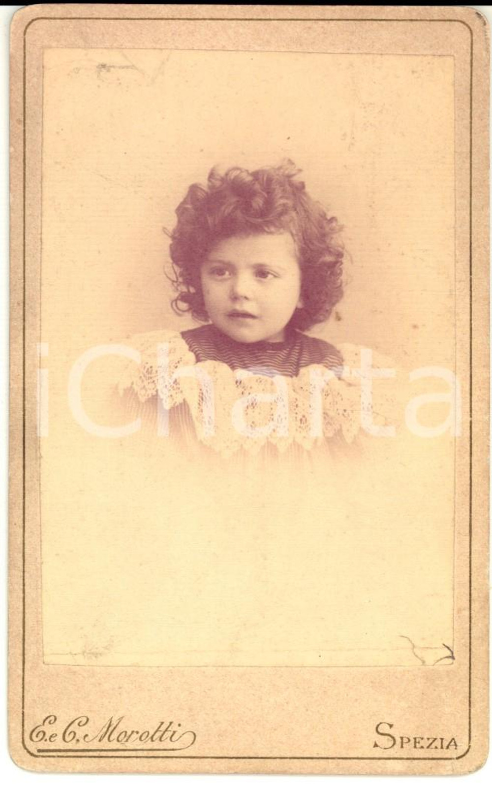 Fotografia d'epoca originale 1880 ca LA SPEZIA Ritratto di bambina con colletto in pizzo *Foto Emilio MOROTTI 1