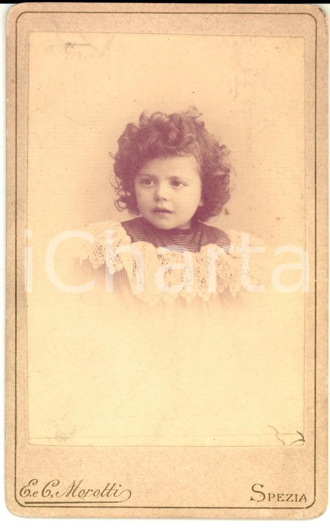 Fotografia d epoca originale 1880 ca LA SPEZIA Ritratto di bambina con colletto in pizzo Foto Emilio MOROTTI 1