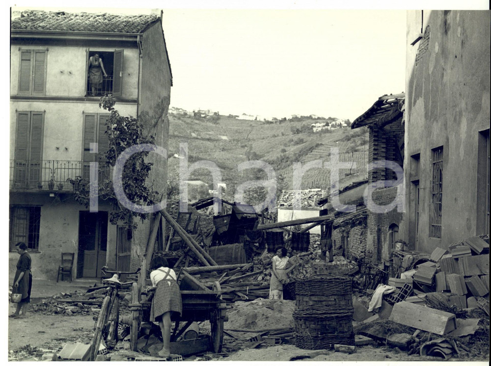Fotografia d epoca originale 1957 ROBECCO PAVESE Donne tra le macerie dopo il tornado Foto CARRARO 23x17 1