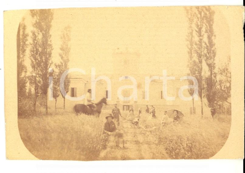 Fotografia d epoca originale 1880 ca AREA LOMBARDA ? Famiglia  di lavoratori sull aia Fotografia VINTAGE 1