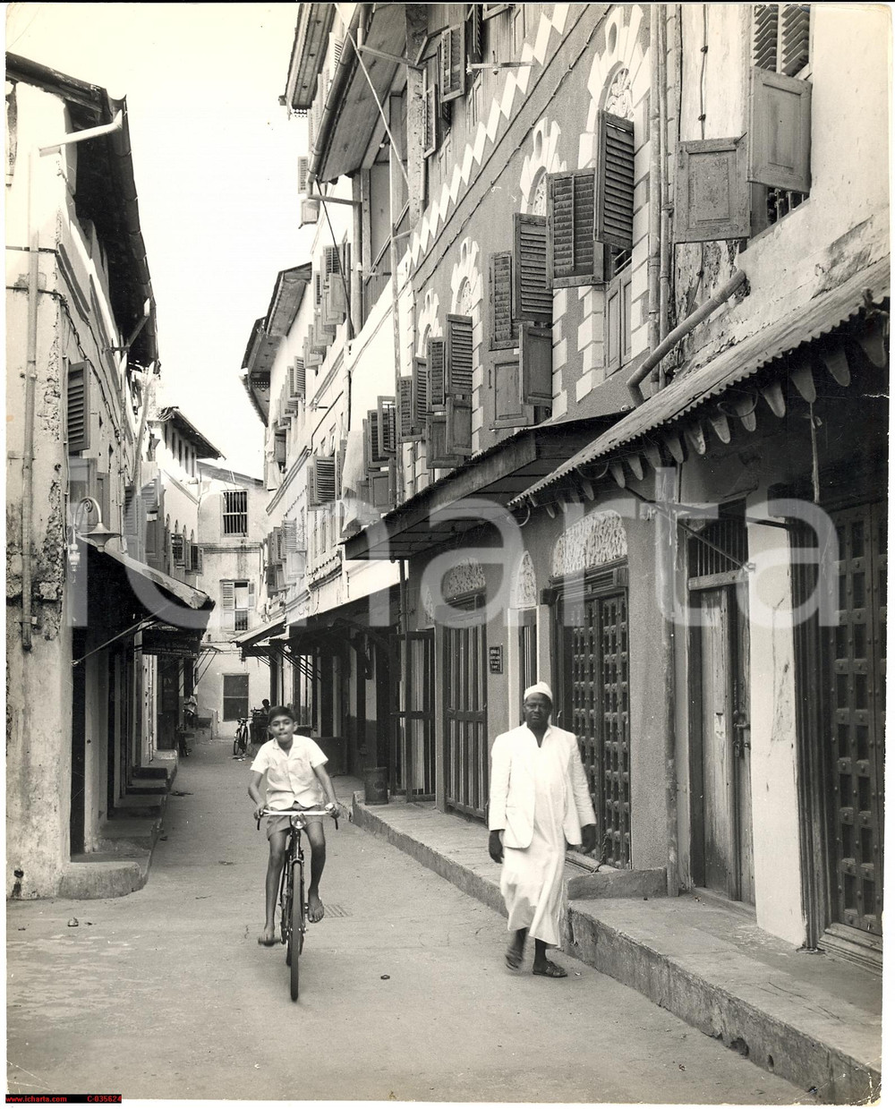 Fotografia d epoca originale 1960 ZANZIBAR tipica strada animata REAL PHOTO 1