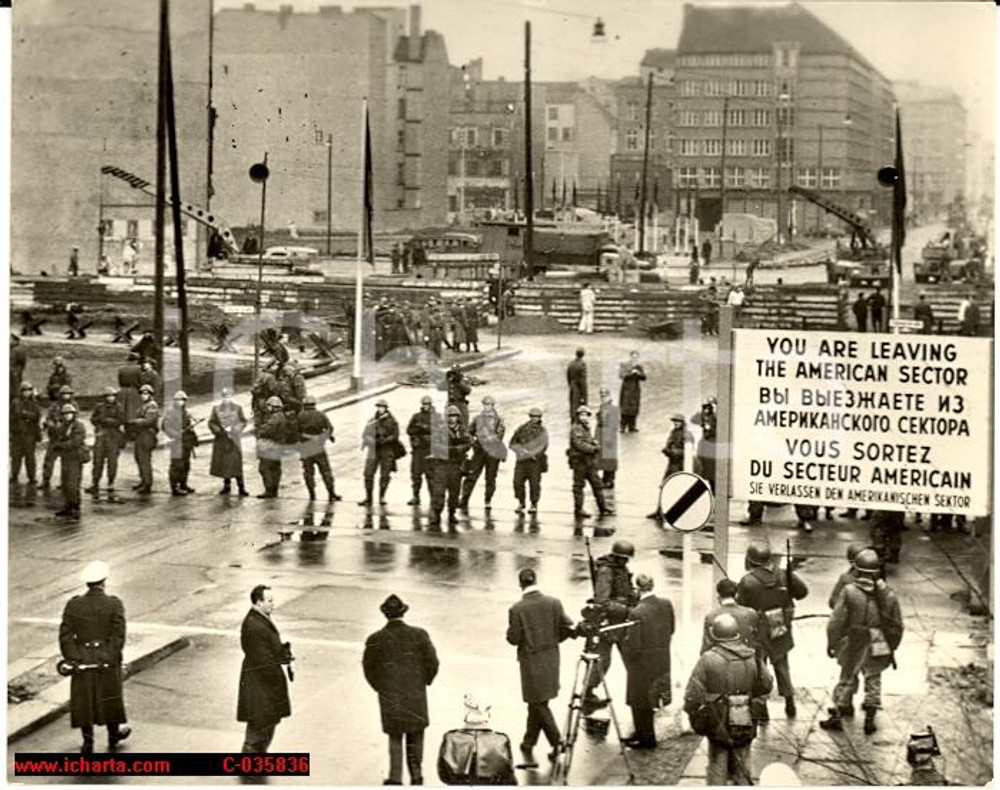 Fotografia d'epoca originale 1945 BERLIN Friedrichstrasse CHECKPOINT CHARLIE Photo 1