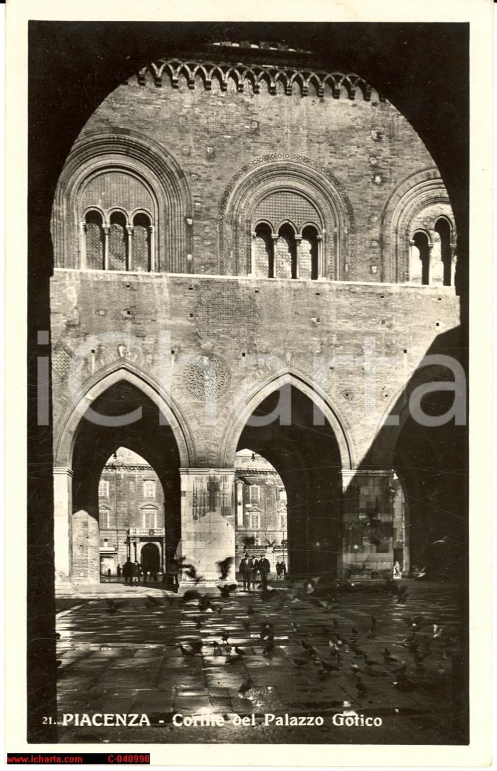 Cartolina originale da collezione 1950 circa PIACENZA Cortile del Palazzo GOTICO *Cartolina postale ANIMATA FP NV 1