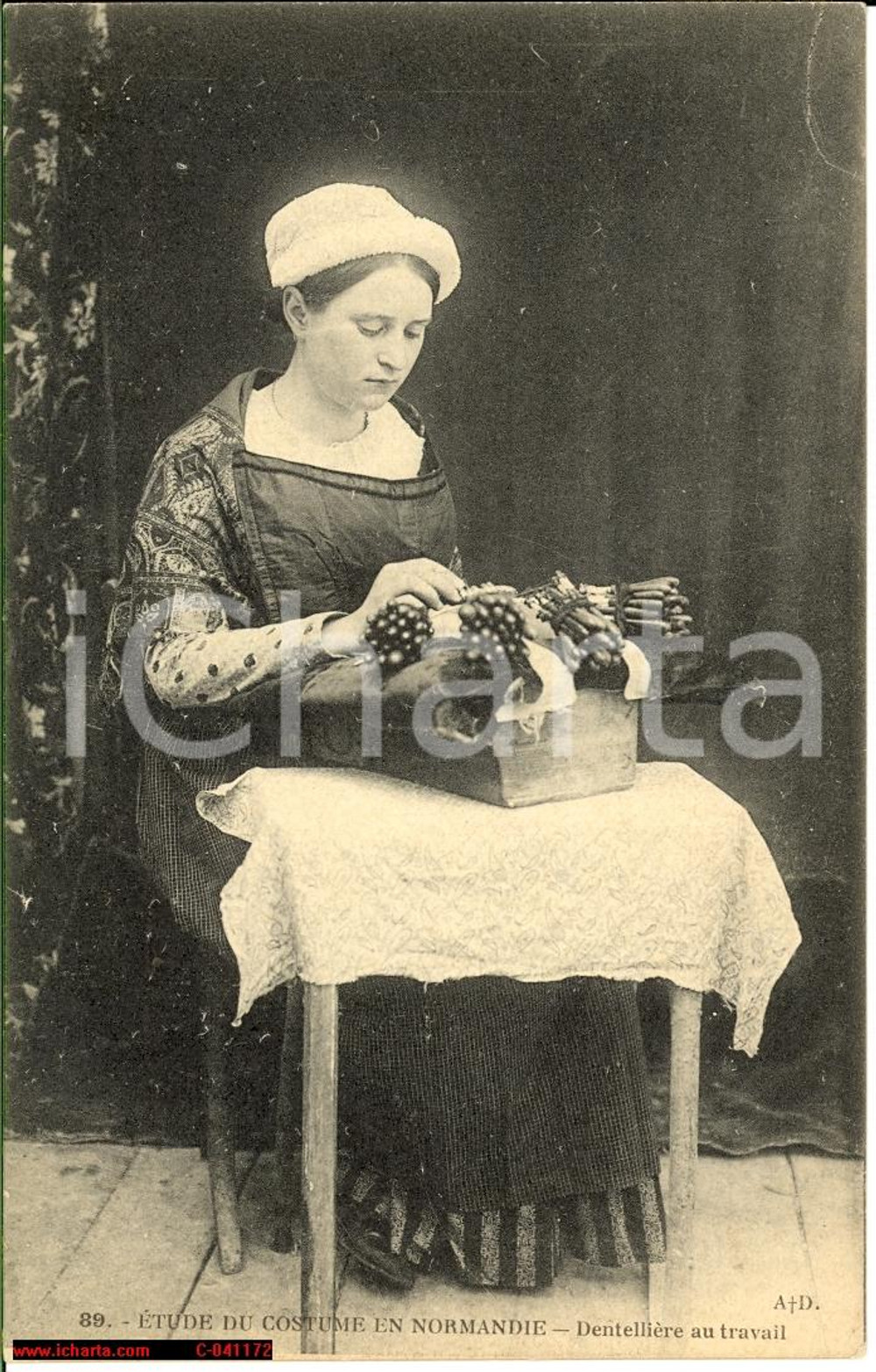 Cartolina originale da collezione 1911 NORMANDIE Costumes - DentelliÃ¨re au travail FP VG 1