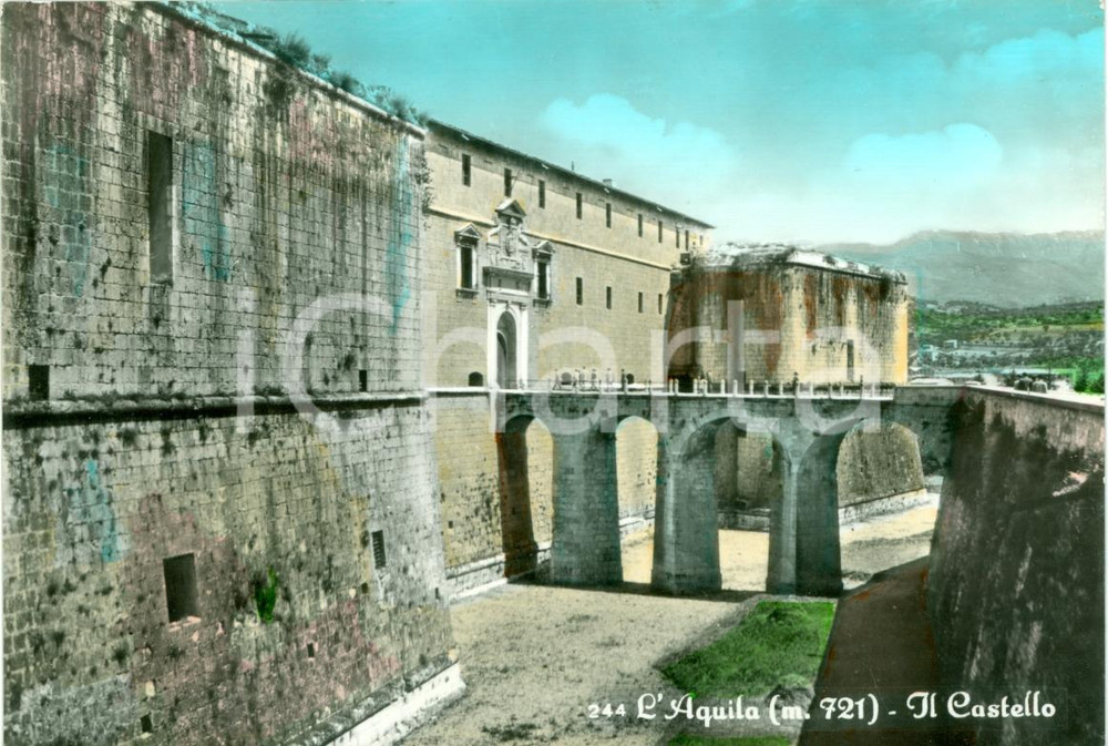 Cartolina originale da collezione 1964 L AQUILA Ponte d ingresso del castello ANIMATA Cartolina FG VG 1