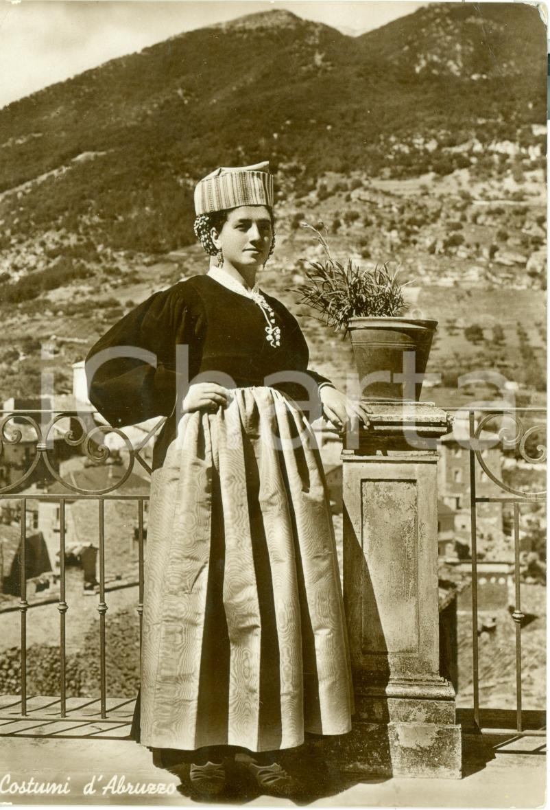 Cartolina originale da collezione 1936 TERAMO Donna in costume tipico abruzzese Cartolina FG VG 1
