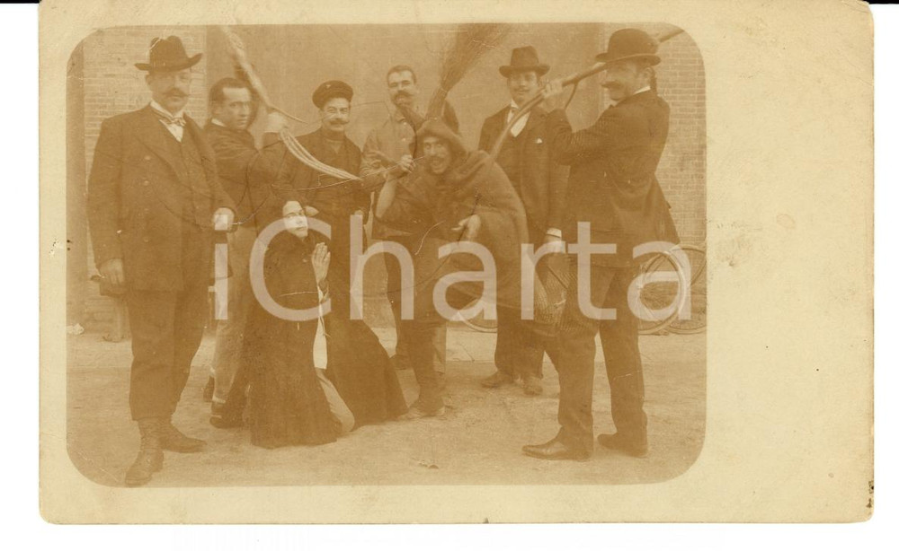 Cartolina originale da collezione 1900 PIEMONTE (?) Processo goliardico a strega con forcone Cartolina RARISSIMA 1